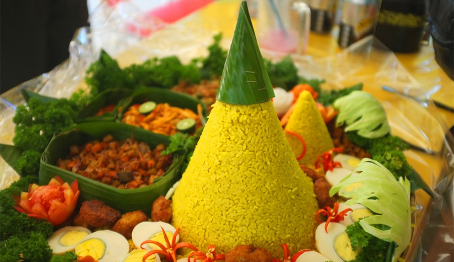 Menariknya Filosofi Nasi Tumpeng Beserta Lauk Pauk Sebagai Pelengkap